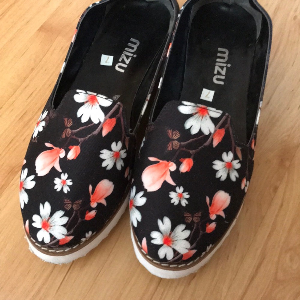 Flower print shoes